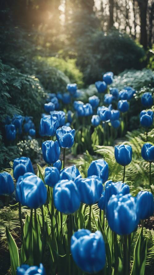 Eine lebendige Illustration von blauen Tulpen inmitten von Farnen und Efeu in einem Garten im Morgengrauen.