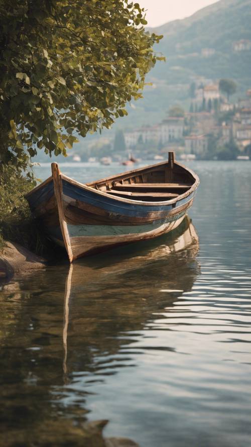 Um velho barco de pescador descansando nas margens do Lago Como.