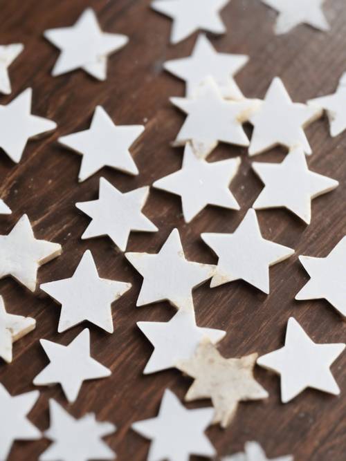 Un pacchetto di stelle bianche a cinque punte sparse su un tavolo da studio.