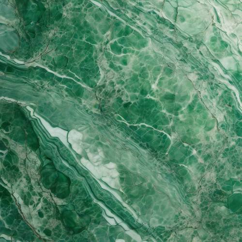 หินอ่อนสีเขียวเขียวชอุ่มพร้อมเส้นสายสีเขียวอ่อนที่ควบแน่น สะท้อนแสงแดดยามบ่ายที่สดชื่น