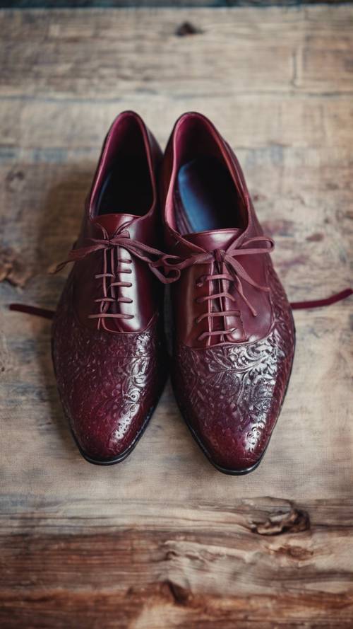 Karmaşık dokulara sahip, şık bordo renkte bir çift vintage deri ayakkabı.