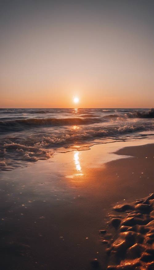잔잔한 바다에 선명한 주황색 태양이 반사되는 일몰 동안 아름다운 검은 모래 해변.