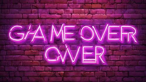 Ein neonlila „Game Over“-Schild, das hell vor einer Backsteinwand im Spielzimmer eines Teenagers leuchtet.