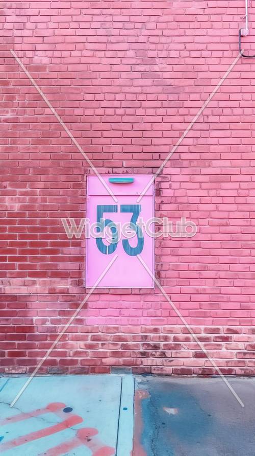 ピンク色のレンガで建てられた建物の数字53