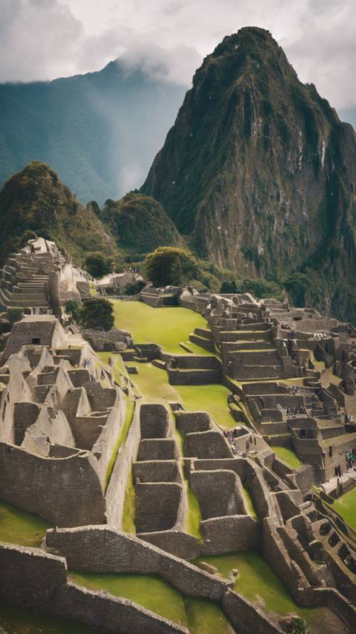 Pemandangan menakjubkan Machu Picchu, kota tradisional Inca di pagi hari yang berkabut.