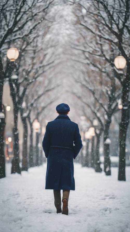 Une personne preppy portant un duffle-coat bleu marine marchant dans une ville enneigée