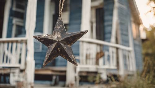 Una decrépita estrella naval colgada en el porche de una antigua casa rural