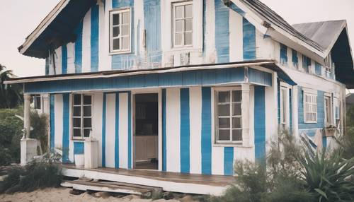 Casa de praia de madeira listrada azul e branca vintage.