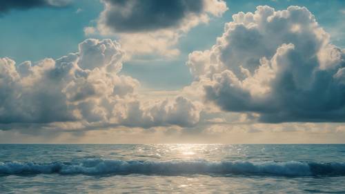 Sakin, sakin bir okyanusun üzerinde parıldayan mavi bulutlar.