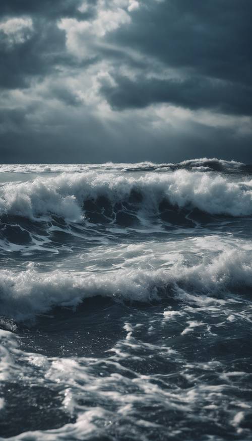 Raue Meereswellen unter einem dunkelblauen Himmel während eines Sturms