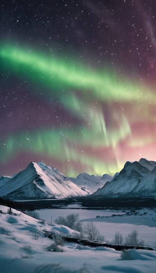 Karla kaplı sıradağların üzerinde dans eden Kuzey Işıklarının muhteşem manzarası. duvar kağıdı [e347b37d8a5f4449aabc]