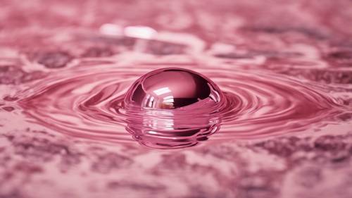 Ondulações suaves em uma piscina espelhada em uma superfície de mármore rosa.