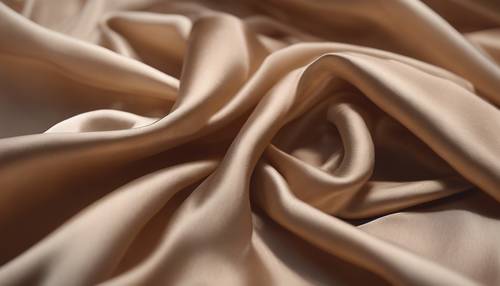 Studio della trama di lusso del tessuto di seta marrone chiaro drappeggiato in morbide onde.