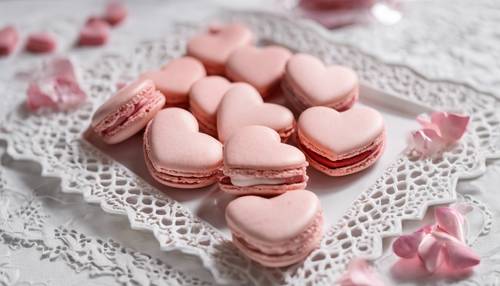 Zarte rosa herzförmige Macarons, ordentlich auf einem weißen Spitzentablett angeordnet