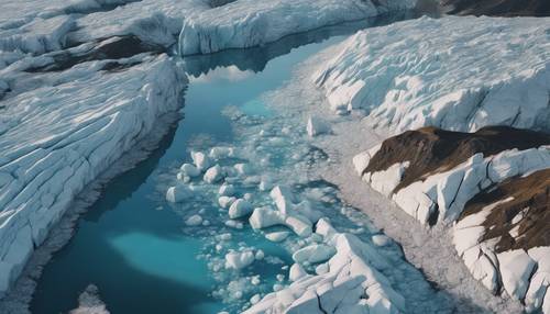 Pemandangan udara dari gletser yang mencair mencerminkan tanda-tanda matahari terbenam