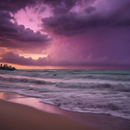 일몰 동안 조용한 해변에 접근하는 보라색 폭풍 구름.