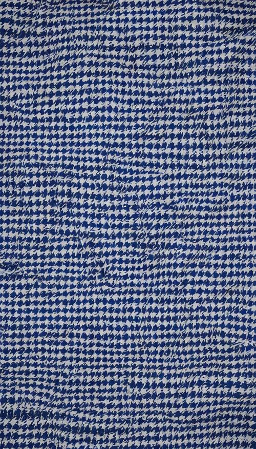 고급스러운 패브릭 조각에 로얄 블루 물떼새 격자 패턴을 이미지화하세요.
