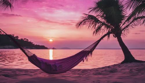 Ein verlassener Strand, getaucht in die Lila- und Rosatöne eines romantischen Sonnenuntergangs, mit einer einsamen Hängematte, die zwischen zwei Bäumen aufgespannt ist.