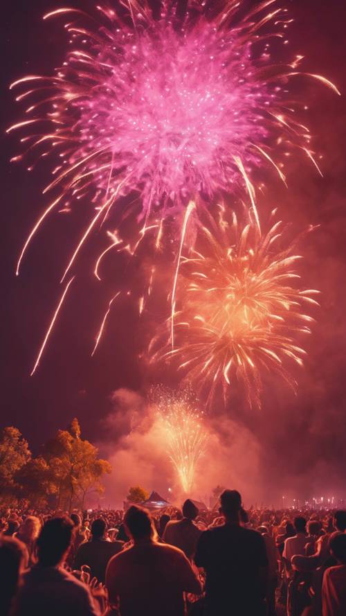 Fuegos artificiales rosas y naranjas iluminan el cielo nocturno durante un festival.