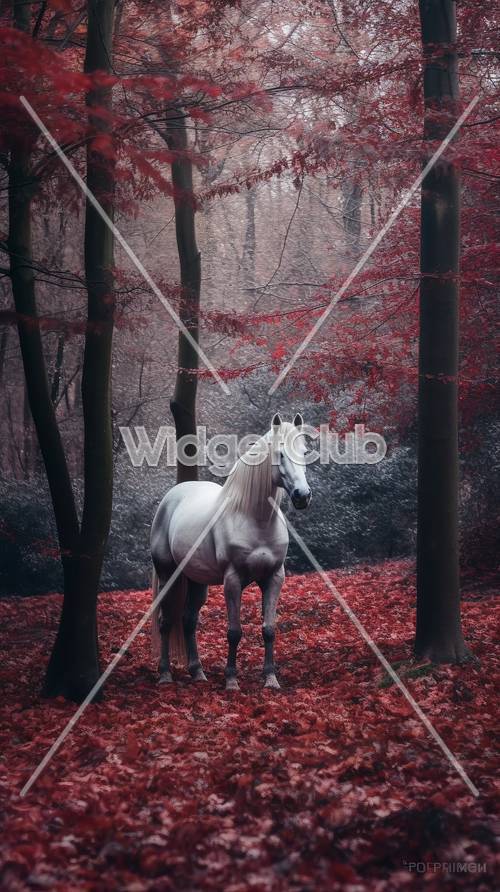 Mystisches weißes Pferd im verzauberten roten Wald