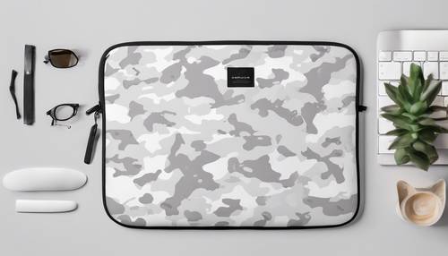 Ein minimalistisches Designmuster aus weißem Camouflage auf einer eleganten Laptophülle.