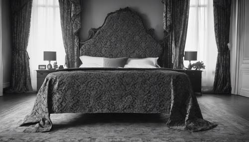 Tấm trải giường bằng vải gấm hoa màu xám đậm trên chiếc giường bốn cọc cổ điển.