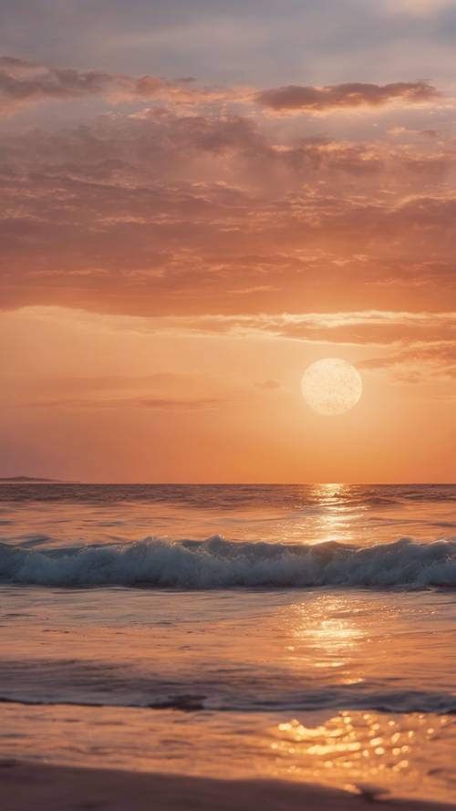 夕日に輝く黄金色のビーチ、空が琥珀色と桃色に溶けている様子。海の波が優しく岸辺を打つ