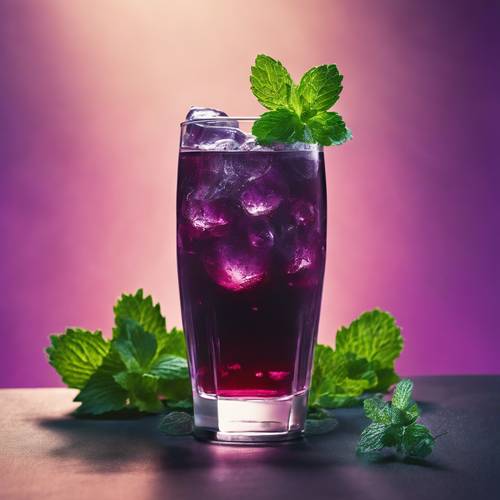 Un bicchiere rinfrescante di soda d&#39;uva giapponese viola intenso con un rametto di menta.