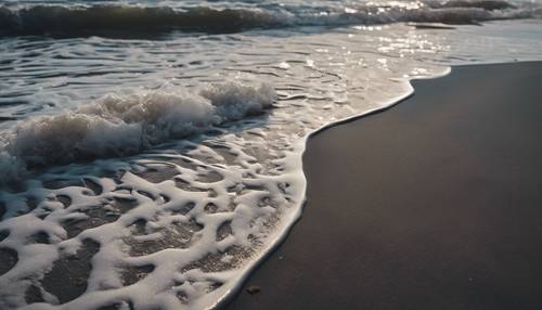 Ein abstraktes, modernes Gemälde mit minimalistischen Wellen, die an den dunklen Sandstrand schlagen.