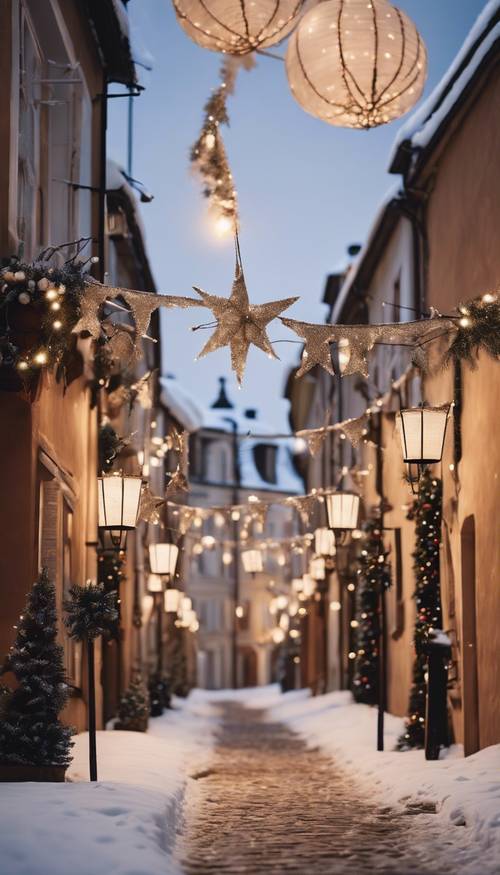 Eine verschneite Gasse einer bezaubernden Altstadt, weihnachtlich geschmückt, mit weißen Laternen, die einen warmen Schein verbreiten. Hintergrund [95978cbdcd3e45c3a93f]