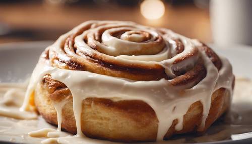 Um rolinho de canela quentinho e amanteigado recém-saído do forno, com cobertura de cream cheese derretido por cima.