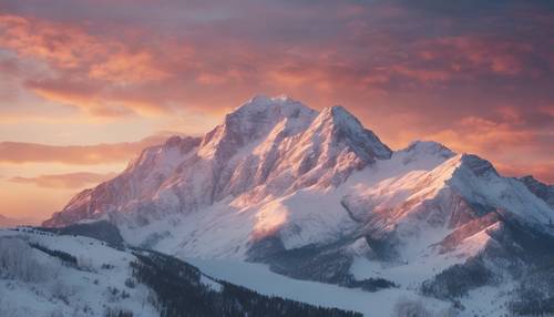 เทือกเขาที่ปกคลุมด้วยหิมะภายใต้ท้องฟ้าที่เต็มไปด้วยสีสันแห่งรุ่งอรุณ