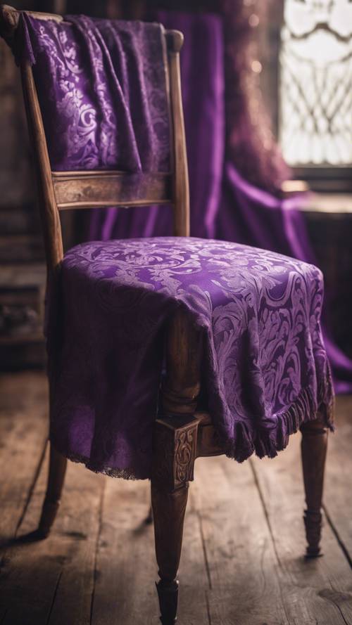 Ein königsvioletter Damaststoff, elegant über einen Vintage-Holzstuhl drapiert.