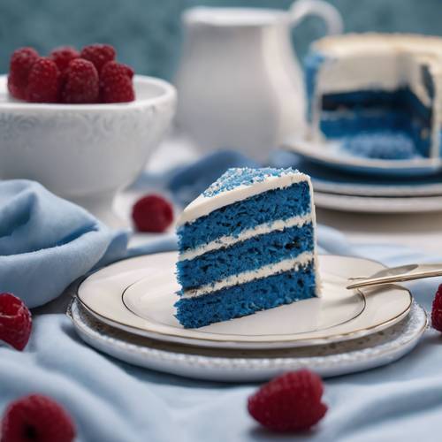 لقطة مقربة لشريحة كعكة مخملية زرقاء مقدمة على طبق خزفي رقيق.