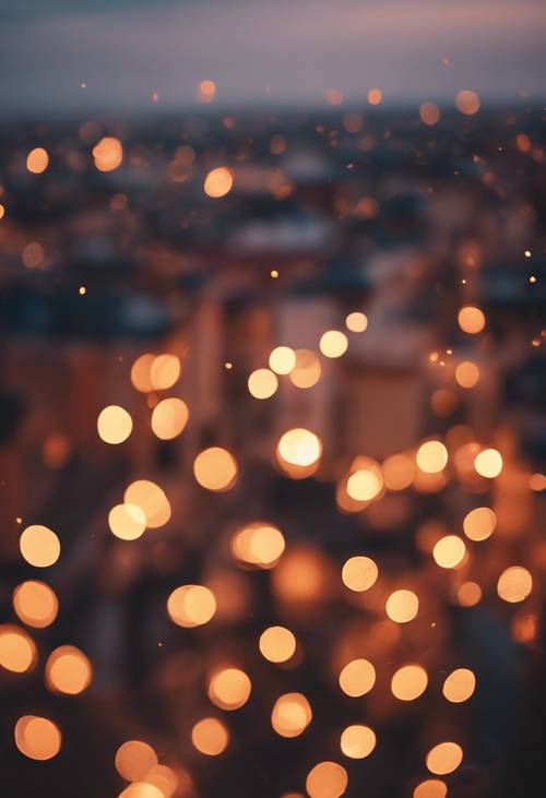 Bokeh estetico delle luci della città arancione chiaro che scintillano al crepuscolo