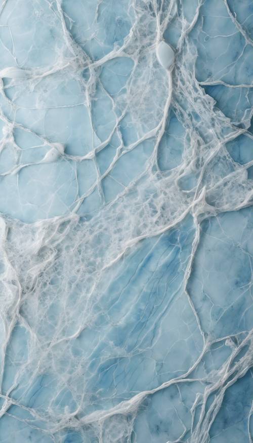 Açık mavi mermer taşın, soğutulmuş yüzey boyunca beyaz iplik damarlarının yakından görünümü.
