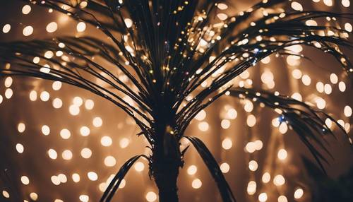 Праздничная сцена с черной пальмой, украшенной яркими мерцающими рождественскими огнями.