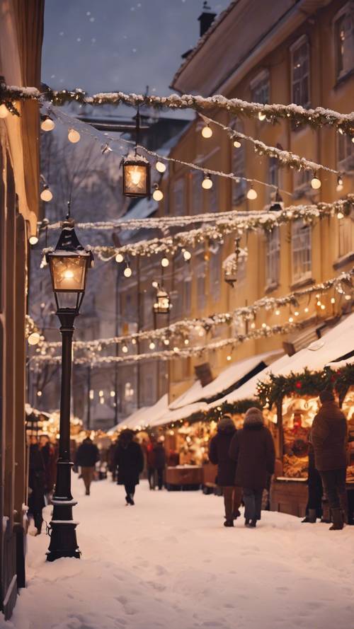 Karla kaplı kasaba meydanındaki, gaz lambalarıyla aydınlatılan eski moda bir Noel pazarı sahnesi.