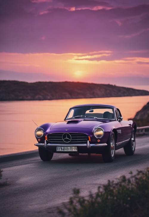 Un coche deportivo vintage de color púrpura oscuro acelerando en una carretera costera al atardecer