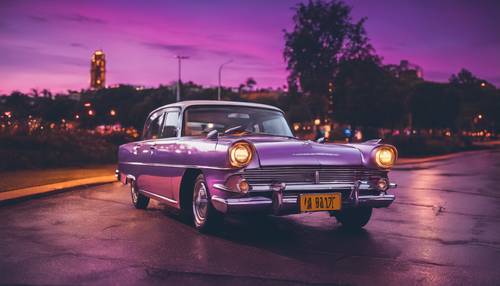 Une voiture argentée vintage sous le crépuscule violet vibrant.