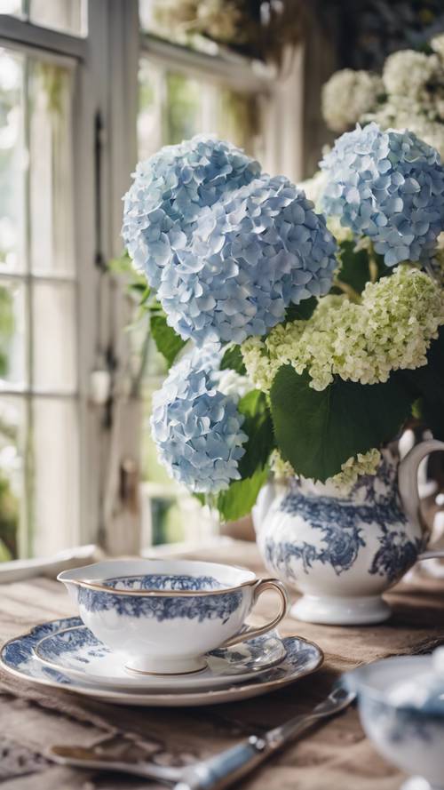 Ruang minum teh Inggris yang menawan dihiasi dengan barang pecah belah bermotif hydrangea yang halus.