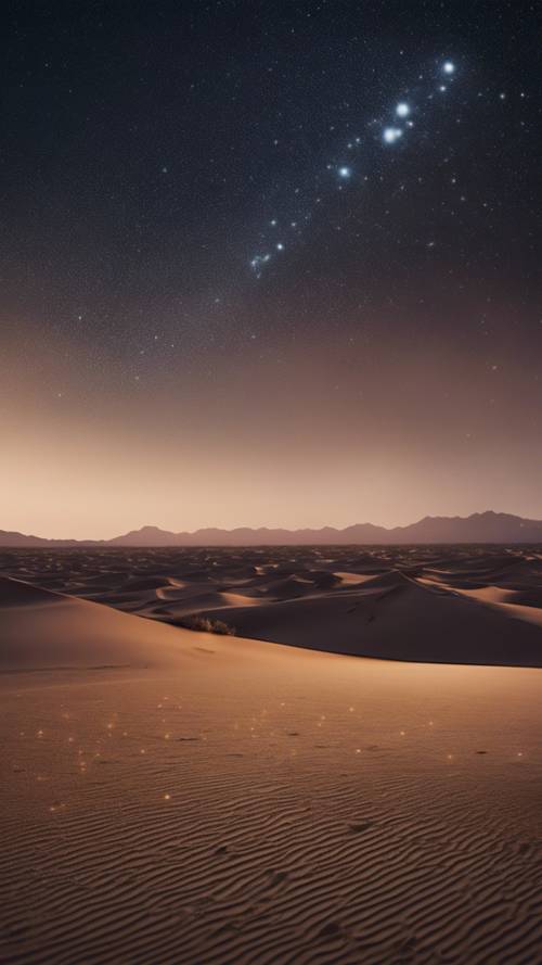 La costellazione dello Scorpione brilla brillantemente sopra una serena oasi nel deserto a mezzanotte.