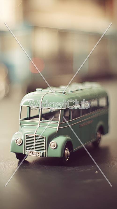 Autobus giocattolo verde vintage su uno sfondo sfocato