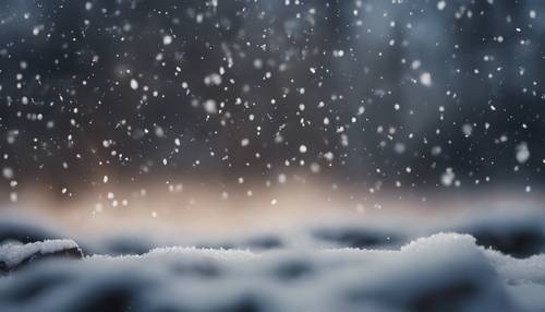 Una toma suave y enfocada de copos de nieve cayendo suavemente contra un oscuro cielo invernal.