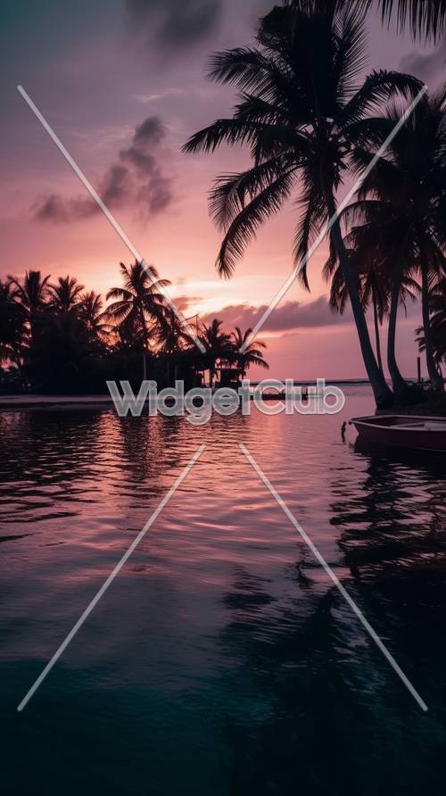 Palmiye Ağaçları ve Tekne ile Tropikal Gün Batımı