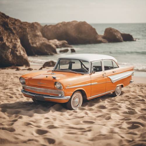 Ein orange-weißer Oldtimer im Retrostil, der an einem Strand geparkt ist.