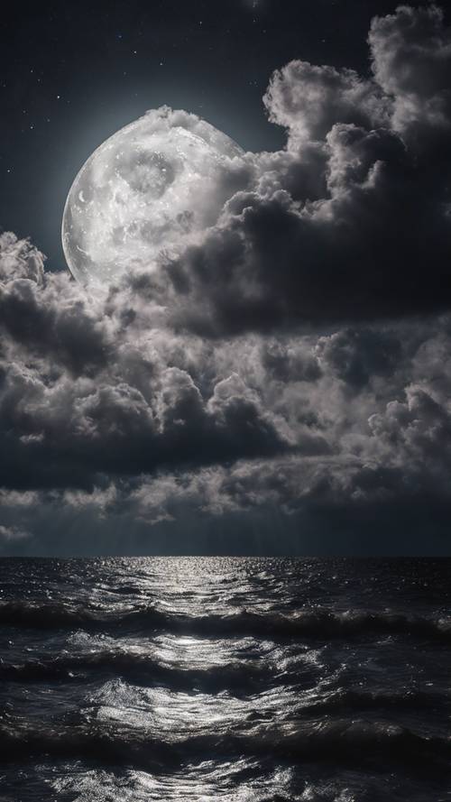 Une lune argentée regardant à travers des nuages ​​sombres dans un ciel étoilé noir.