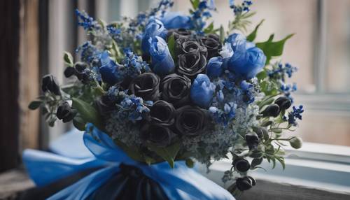 זר פרחים טריים שחורים וכחולים עטופים במשי אלגנטי.
