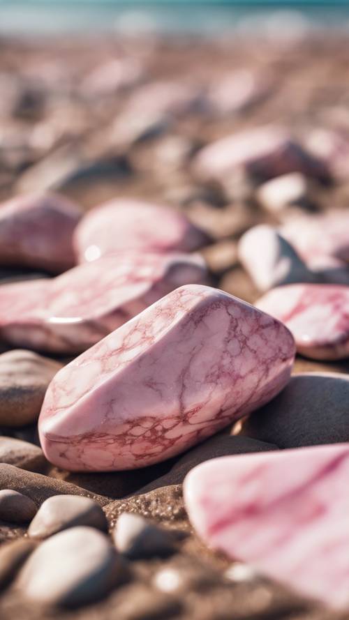 Una caída de rocas de mármol rosa en una playa serena.