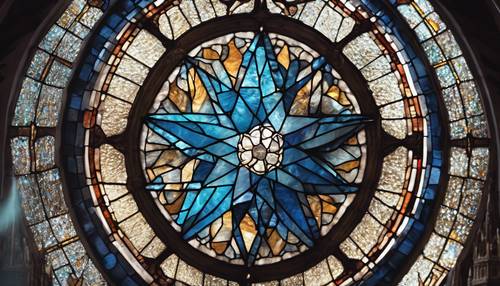Ein blauer Stern aus Buntglas, der hell in einem alten Kathedralenfenster leuchtet.